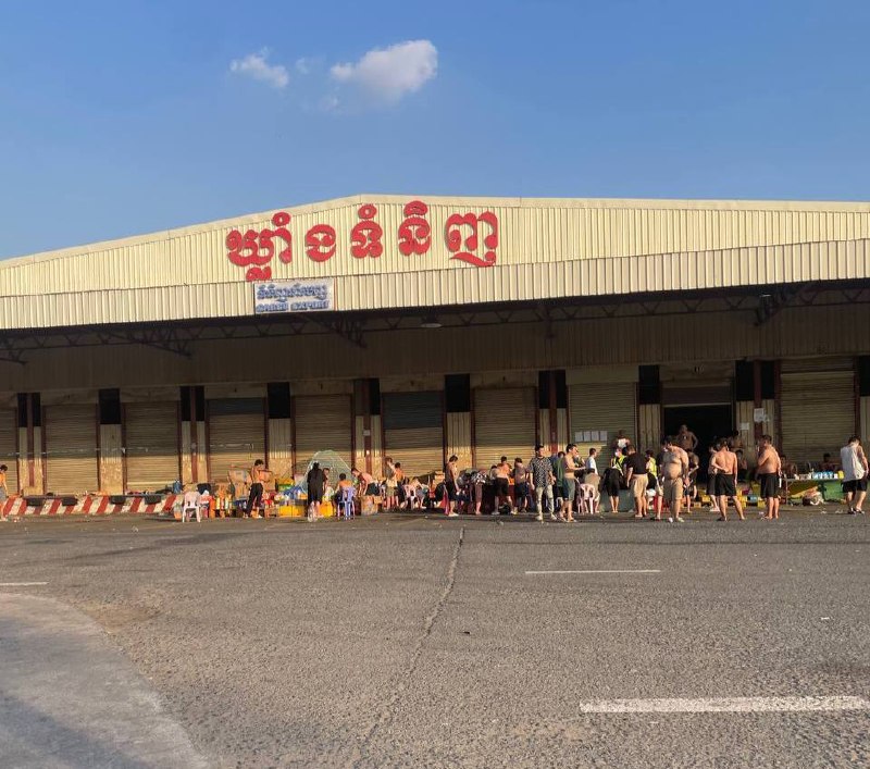 🎥曝光:#柬埔寨 #金边旧机场 关于柬埔寨金边旧机场安置点里面的情况我想说几句 里面的管理人真他妈的不是人 利用自己是管理的身份压榨那些想回家的兄弟们 本来里面环境就艰苦了 里面...