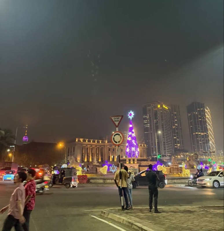 🎥曝光:#东南亚故事会 30岁这年我从东南亚的泥沼里爬出来,落脚在斯里兰卡科伦坡 落地后公司安排了两人间公寓 空调和热水都有 算不上精致 但足够安心 第二天就进了办公室 绩效达标...