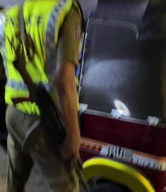 🎥曝光:#斯里兰卡 晚上出门坐个嘟嘟车 也被检查护照 这运气爆棚了 最近这边也开始查了