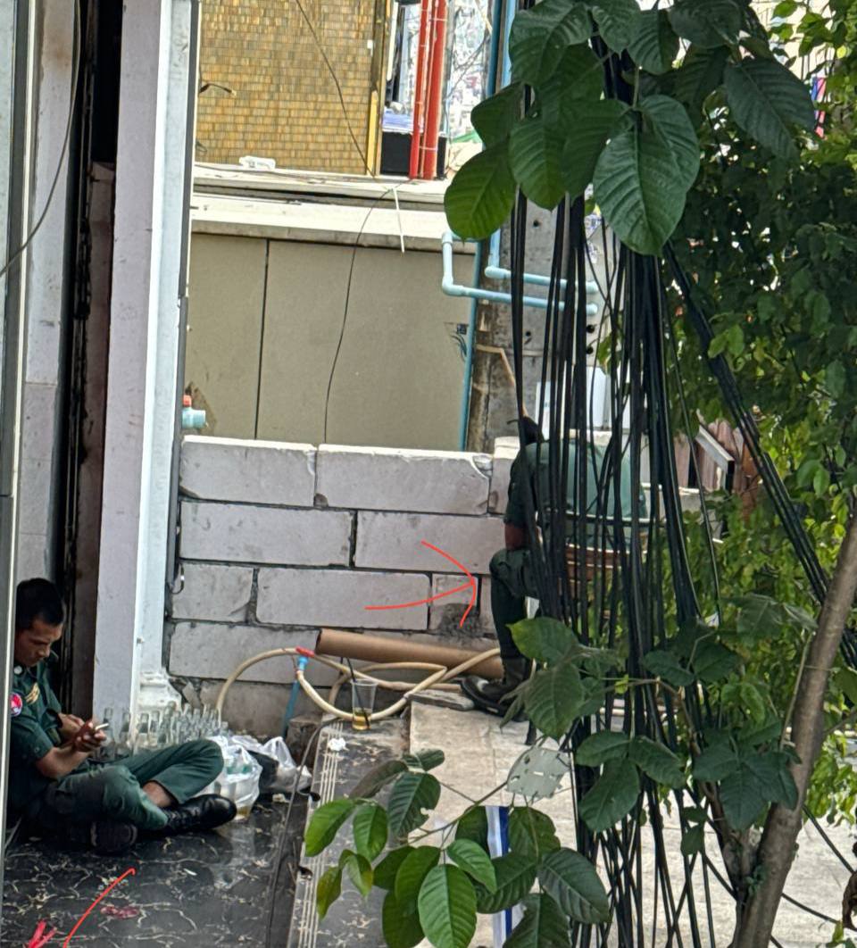 🎥曝光:#柬埔寨 #洪广汇 洪广汇 旁边有一宪兵 心理压力太大了 自己喝了一箱子啤酒 也许他们也有自己的烦恼吧