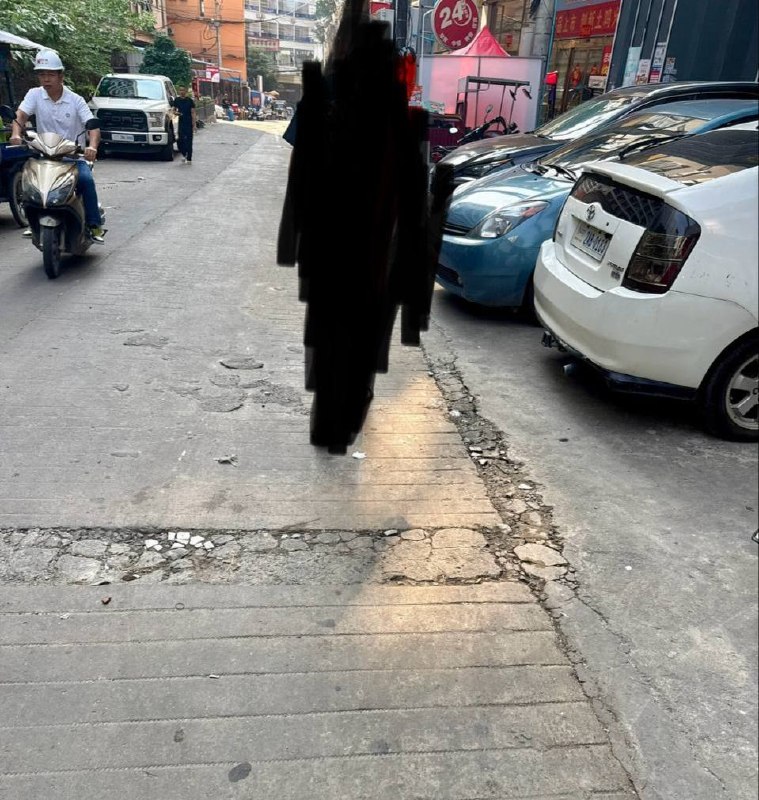 🎥曝光:#柬埔寨 #南海 #注意 西港南海这里 每天半夜都有七八个本地小孩子在这里拦路抢劫 只要看到中国人 就会有很多本地乞丐一样的围过来 抓衣服制造混乱 趁你不注意套你口袋钱 ...