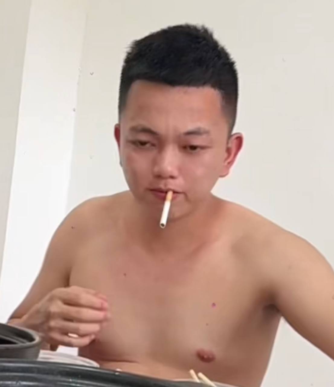 🎥寻人启事:#柬埔寨 各位兄弟朋友此人代号叫 #啊牛 广西人北海福成人 现在在柬埔寨 我拿4500u从缅甸救他过来 结果去了其他公司 你这个忘恩负义的人 如果有谁知道他准确位置的...