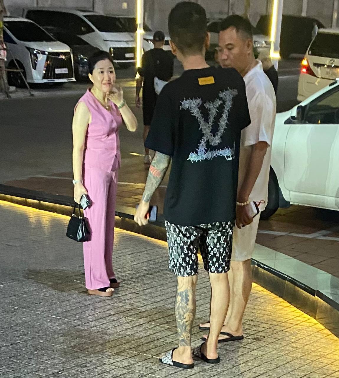 🎥曝光:#注意 #骗子 这一男一女是人贩子 把我朋友卖去波呗了 不给我朋友放出来就把你们的照片接给国内警察