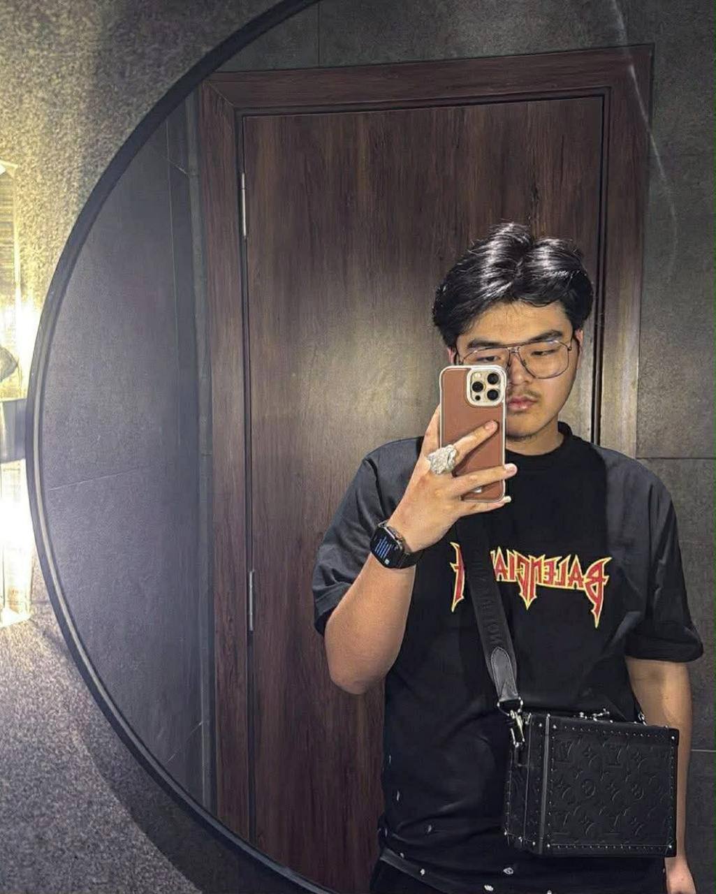 🎥曝光:#柬埔寨 卜迭棉芷省警察局一副局长公子哥开奔驰在马德望省撞死6人 肇事在逃 今天柬媒狂爆 将公子哥挖了出来 这一回 他的亲爹不知道还能不能保住他 后续关注