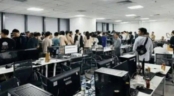 🎥曝光:#注意 很多小伙伴不知道在境外做电诈 如果被中国帽子叔叔当场按头是什么后果 给大家科普一下 心里有点数