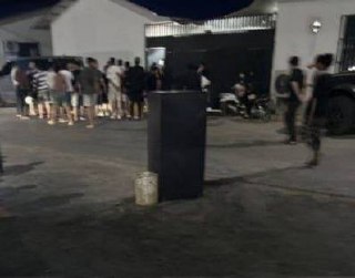 🎥曝光:#柬埔寨 关于昨晚 #宝龙4 #冲园区 当时我在现场看完了全程 中国时间十二点半左右 十来个兄弟组织冲园区大门 冲到门口的时候 本地保安和缅甸保安拔枪就打 开了不止五枪 ...