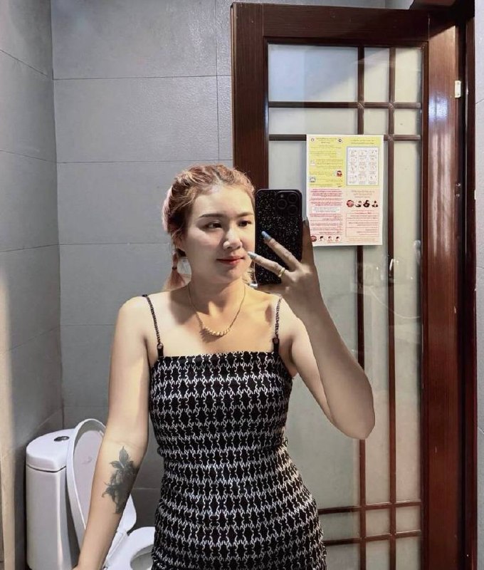 🎥曝光:#注意 大家注意了 这个女的来勾引我老公 明明知道我老公有老婆孩子 还一下下来找我老公 一下问这个男的问那个的逼都快吃烂了 后续关注