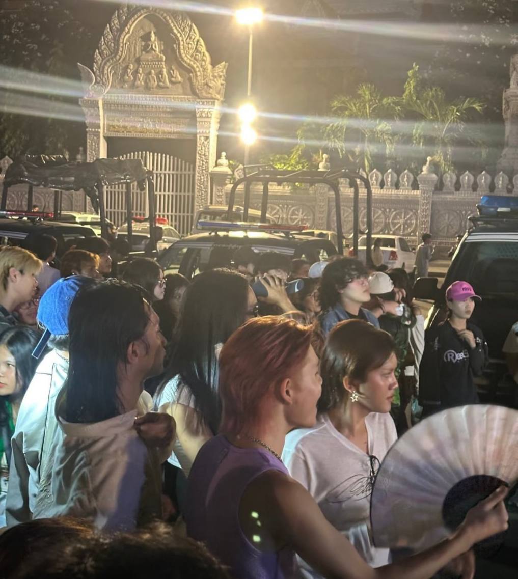 🎥曝光:#东南亚故事会 重生之我在柬埔寨摆地摊 在柬埔寨待过的人 都懂这种落差 以前金边夜市街边 商场门口全是人 糖水摊一摆 从傍晚忙到凌晨不停的 现在再看街上冷冷清清 好多铺子...