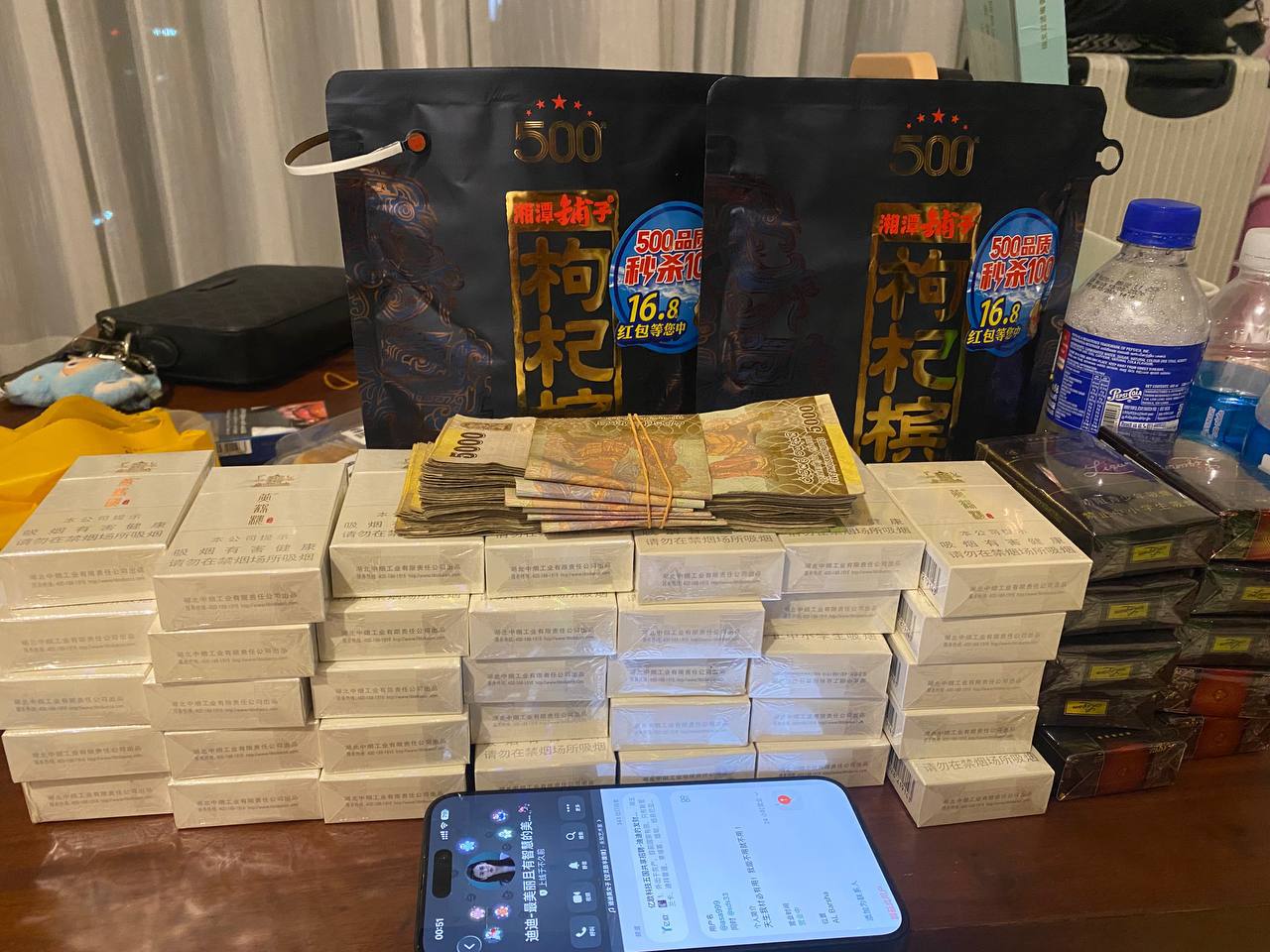 🎥曝光:#斯里兰卡 在科伦坡我终于实现了人生的某种自由 戒烟自由 不是我意志多么坚定 而是单纯就是 买不到 一盒4000卢比的烟朋友们你还买不到 抢个烟争夺得头破血流 他妈的烟贩...