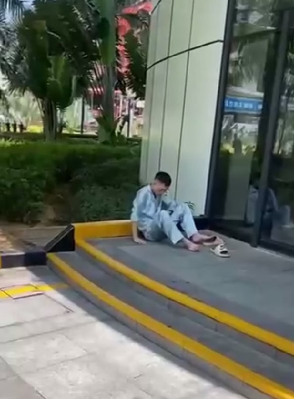 🎥曝光:#柬埔寨 #中国人 #吸毒 今天下午一名中国男子疑似电子烟吸过量 当街瘫坐发抖 西哈努克市西湖酒店门前 一名中国籍男子疑似因电子烟使用过量 当场出现身体发抖 无法起身的情...