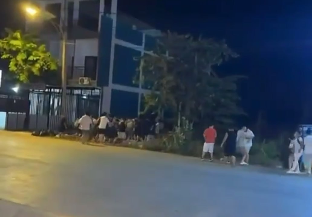 🎥曝光:#柬埔寨 #波贝 现在波贝勒局势太严峻了 就在刚刚街上的狗推被堵住了 看样子是杀错1000也不放过一个了 执法者满天开枪吓死个人