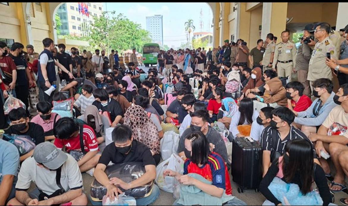 🎥曝光:#柬埔寨 柬埔寨波贝大规模反诈行动后 开始遣返600多名泰国公民 此前行动逮捕超1000名外国人 警方曾鸣枪阻止外逃 遣返程序已启动 继4月29日柬埔寨班迭棉吉省波贝市展...