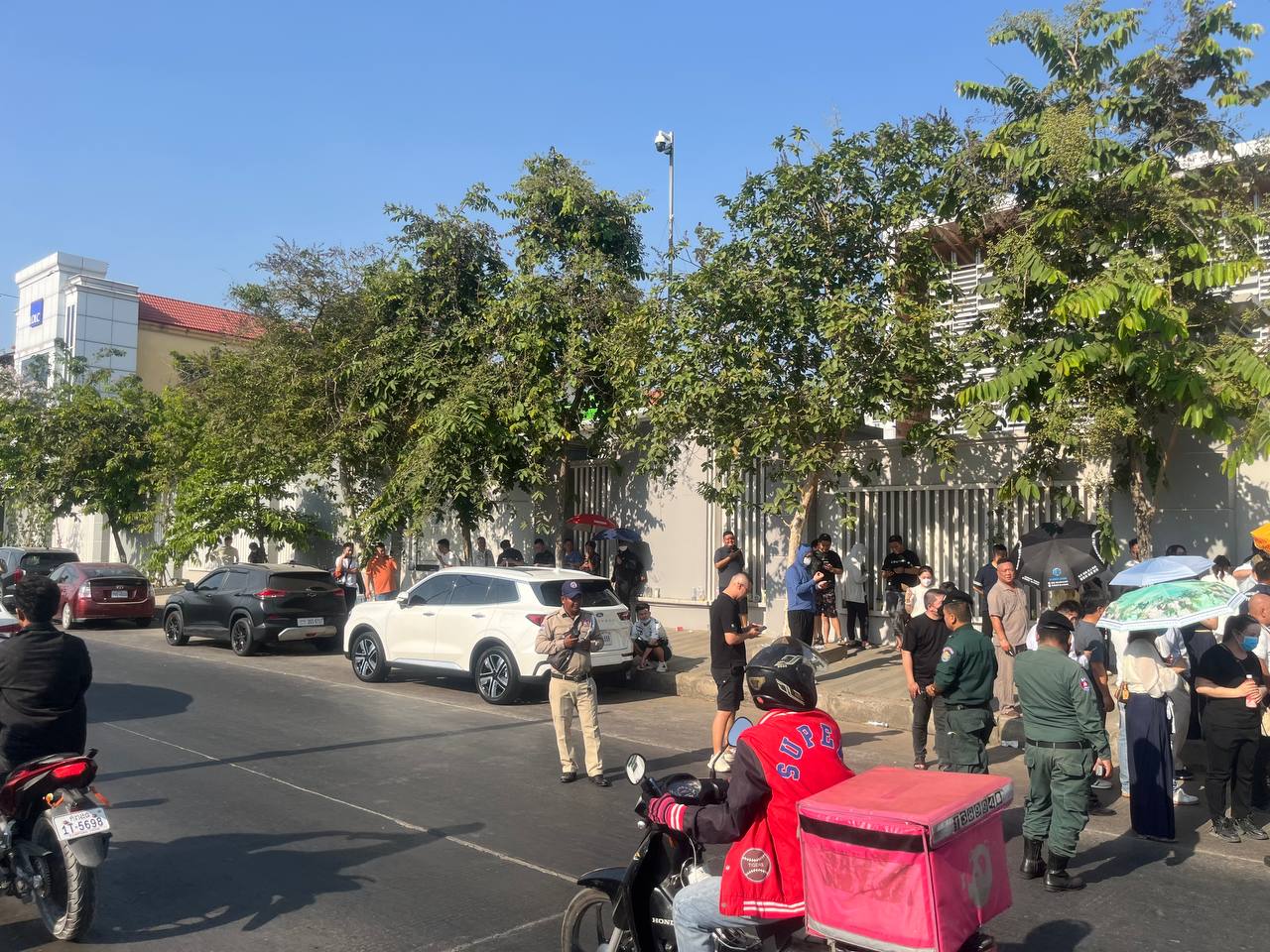 汇旺用户持续聚集央行门口请愿 宪兵到场维持秩序