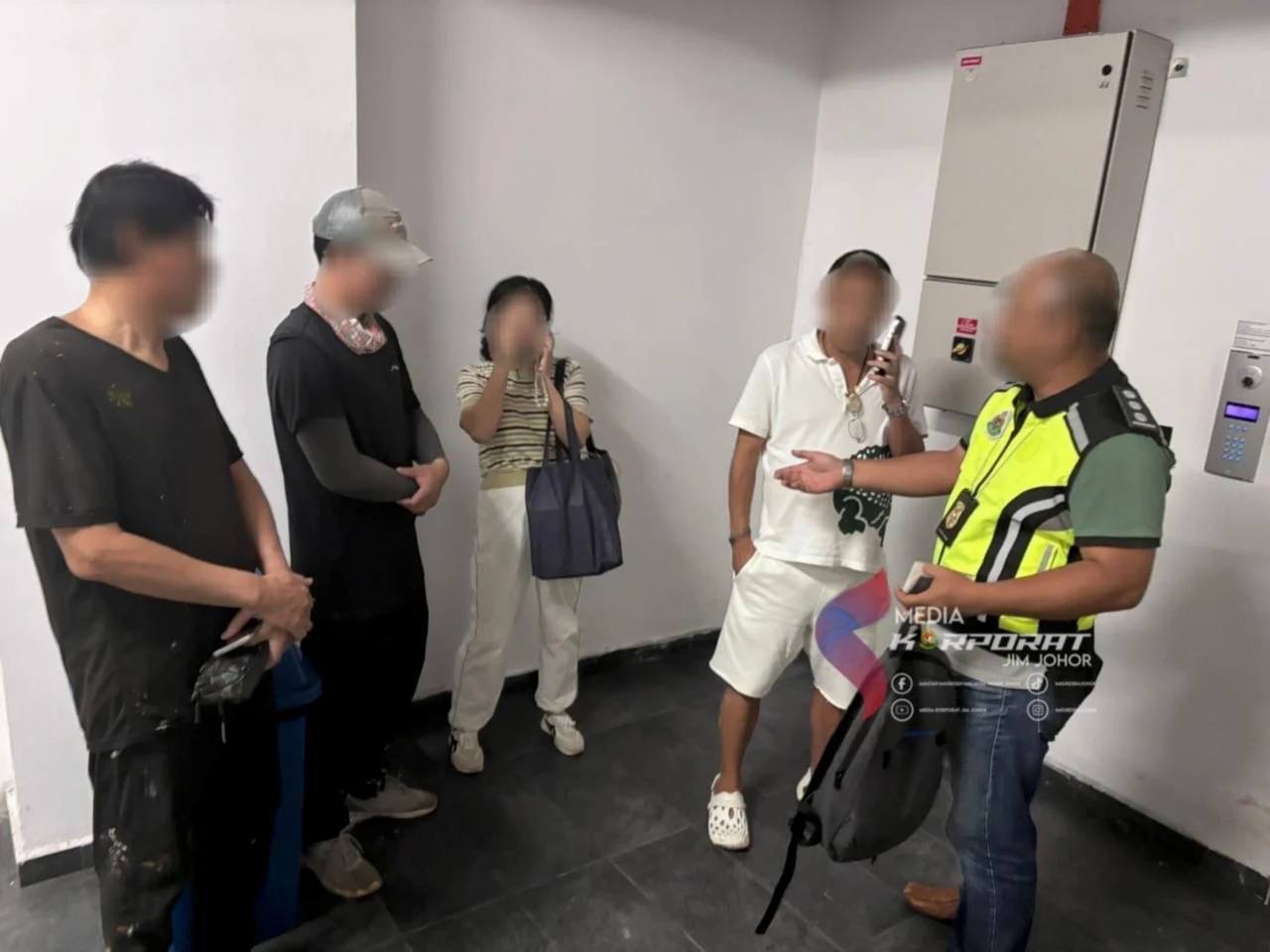 马来西亚突袭豪宅!4名中国人被捕,13本护照曝出跨国证件造假网络