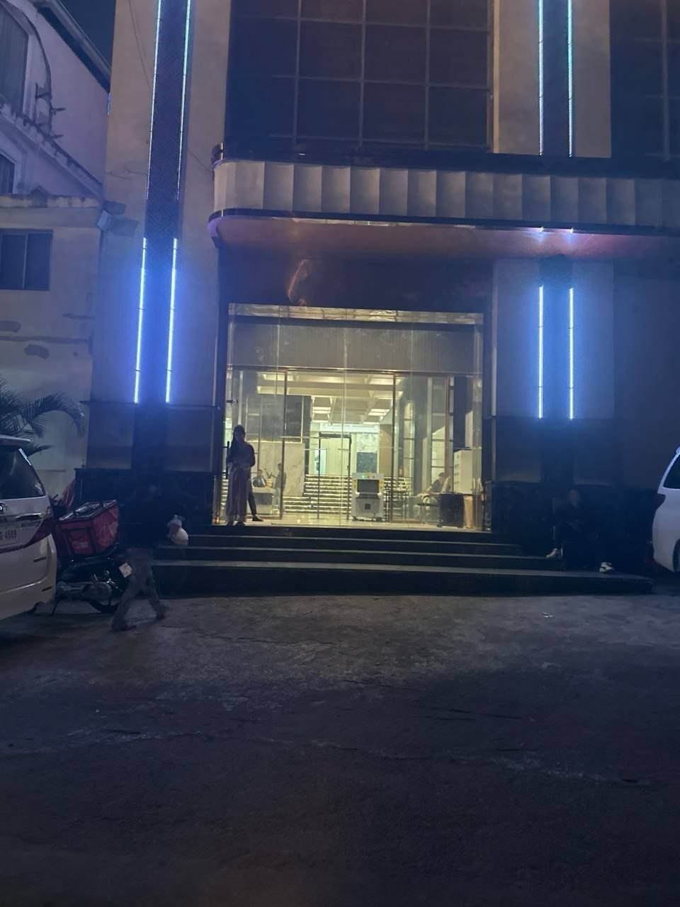 网友投稿:柬埔寨西港码头 的格莱美酒店,聚集了大量高科技人员进行非法活动,人数多达三四百人