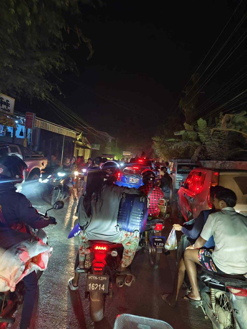 昨晚亚太城水沟谷狗推连夜涌入数千名到妙瓦底