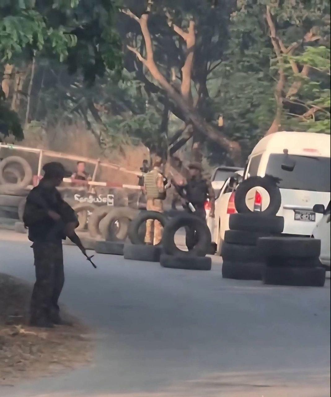 缅甸 克伦邦帕胺至妙瓦底公路现“抓壮丁”行动,约30名青年被军方带走