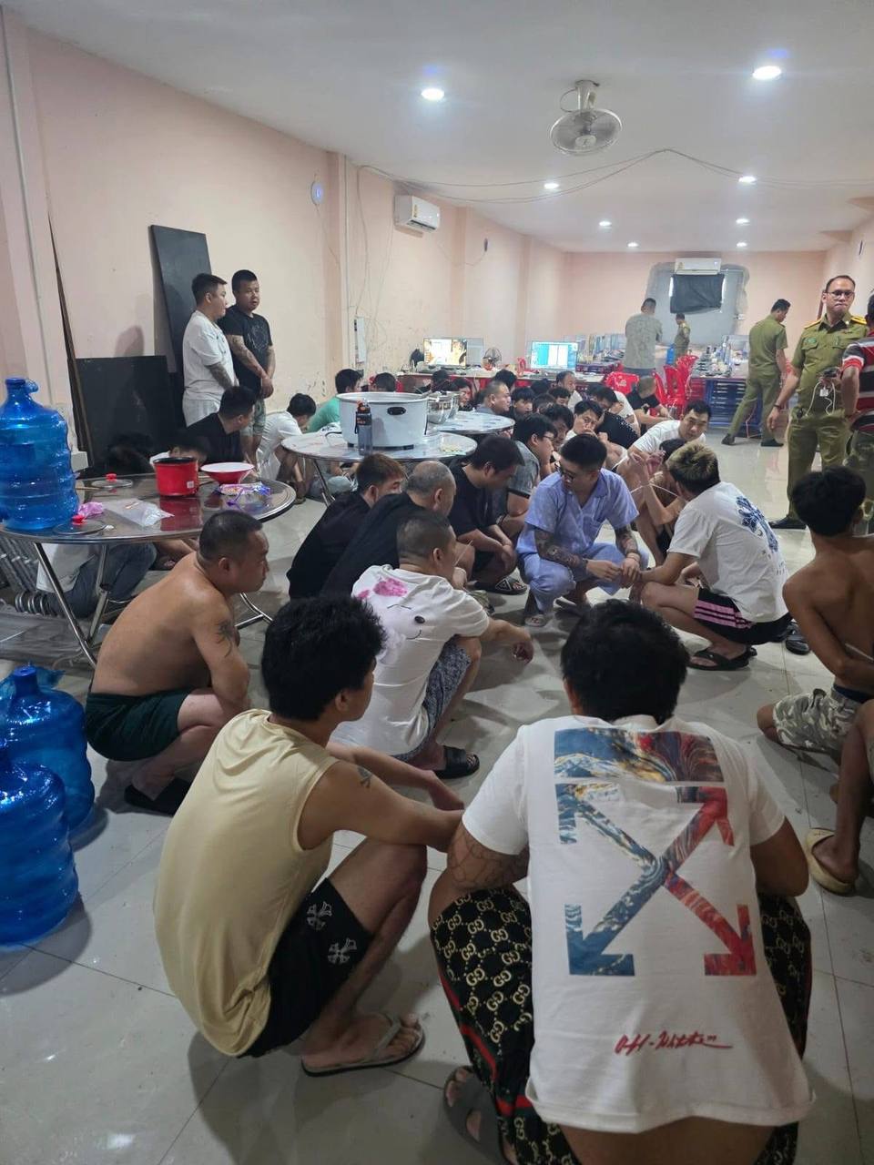 老挝 占巴塞省警方捣毁赌博团伙,多名嫌疑人落网,现场查获大量犯罪证据。