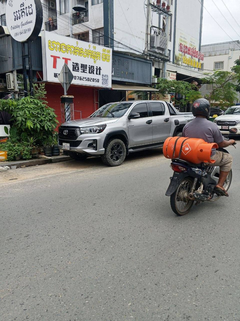 群友反馈:西港1688酒店刚刚被宪兵突袭了,抓了差不多20个没有护照和打野的狗推,在附近的注意了