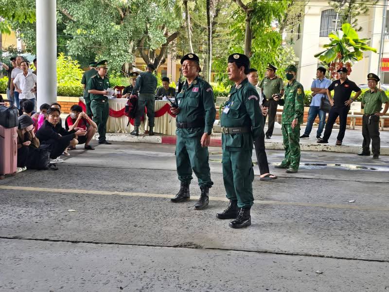 木牌国际口岸开展执法行动 ,一批涉诈骗中国人员被依法遣返并移交中方