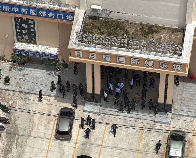 网友投稿:西港日月星国际娱乐城大楼下全是宪兵,不知道有什么行动,在附近的注意了。