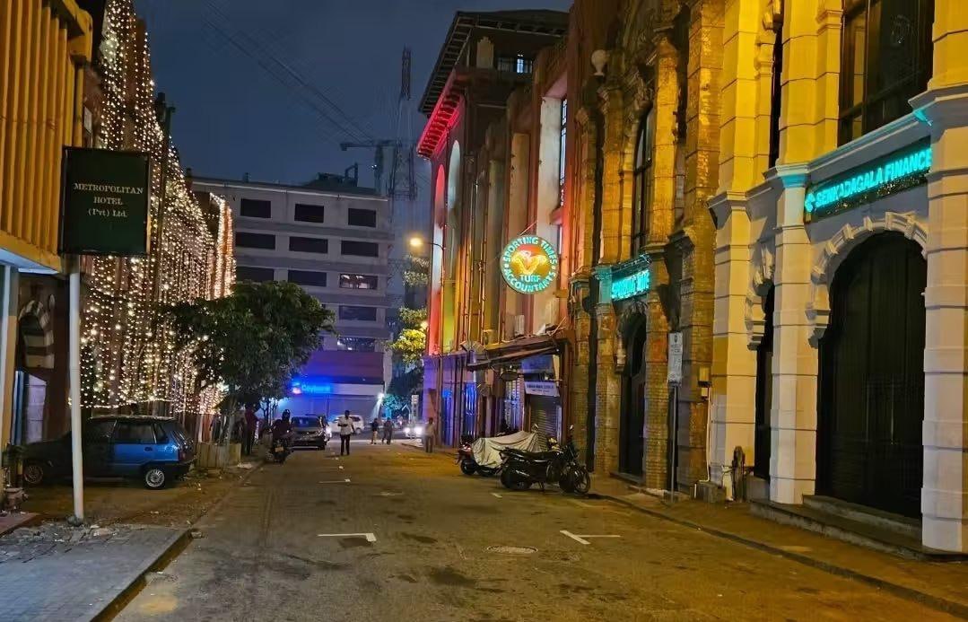 群友投稿 斯里兰卡 打车去酒吧的路上,被当地jc拦了下来敲诈我们