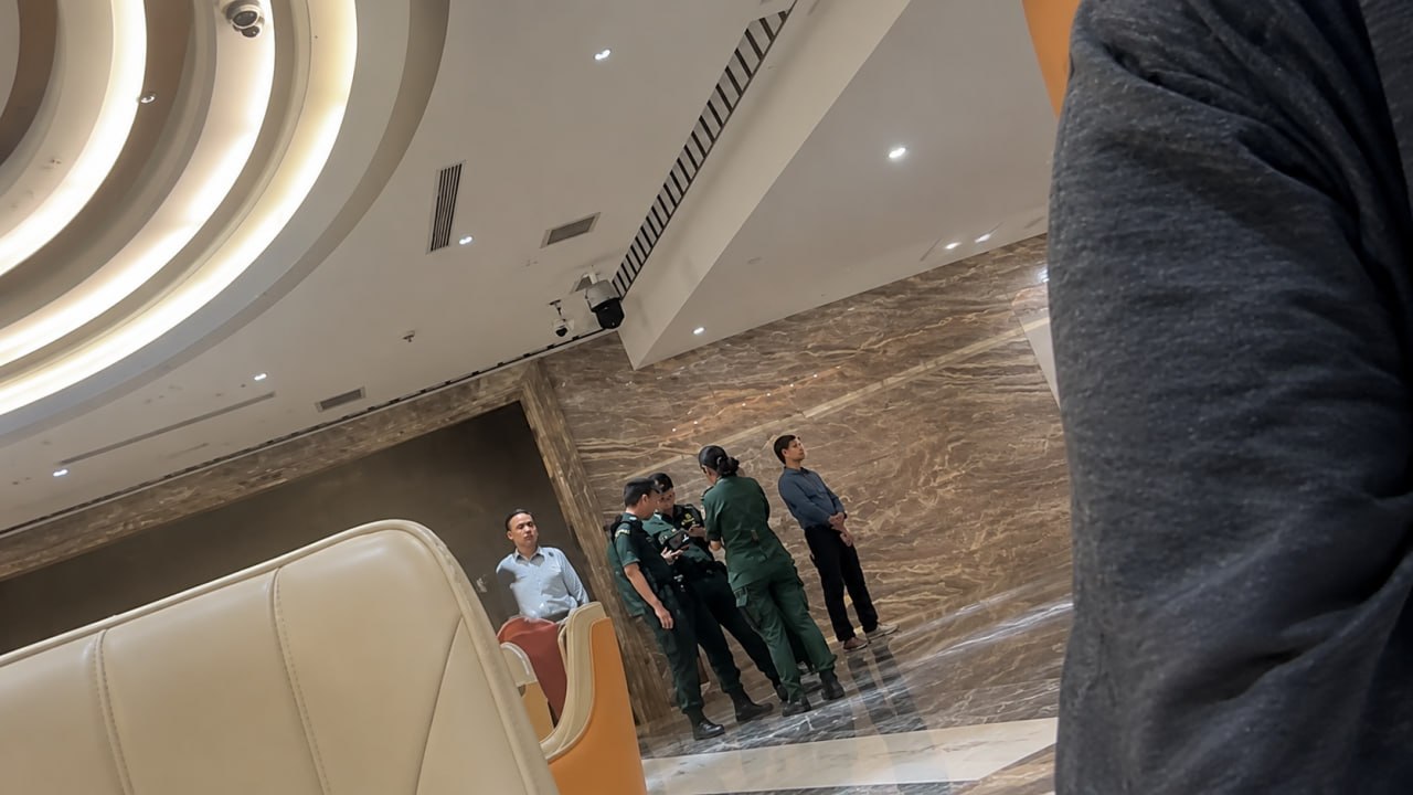 网友投稿:西港宝龙酒店有警察检查,现场已经被围起来了,附近的人注意避开。