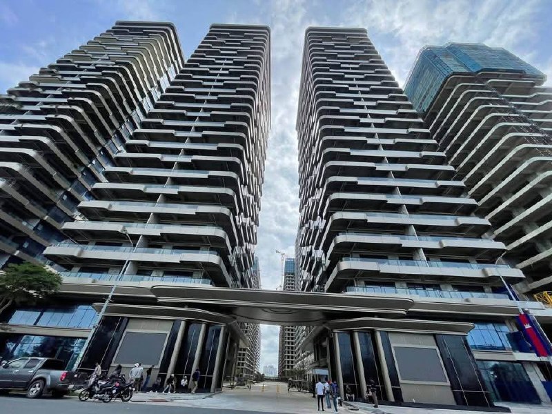 西哈努克市奥特列“唐人街”建筑工人聚集抗议,要求公司解决劳动权益及福利问题