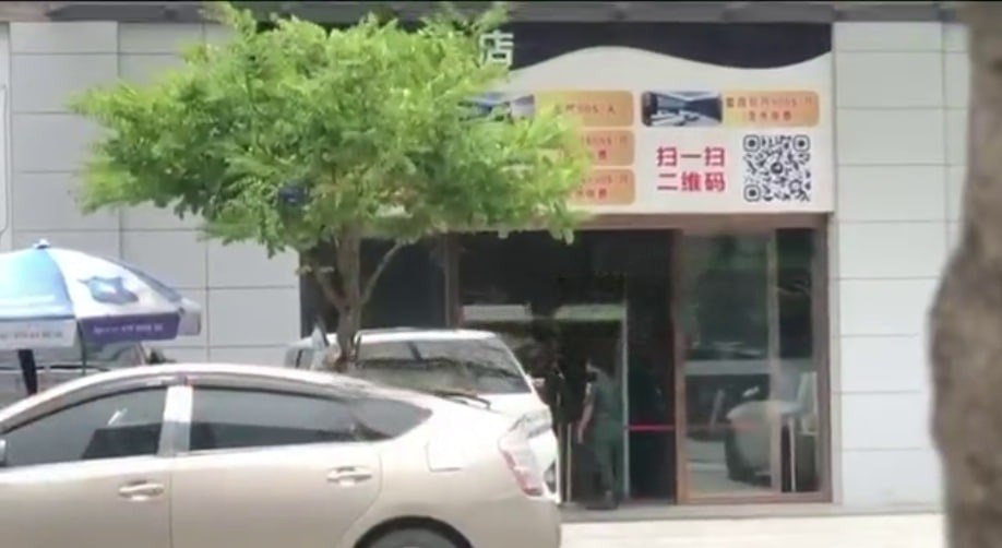 网友投稿:西港手佳江南和红玫瑰酒店被围了,警察已经进去了不少,看样子里面有违法活动。