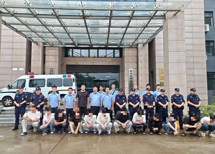 国内资讯:陕西西安警方捣毁一涉诈窝点 现场抓获17名嫌疑人