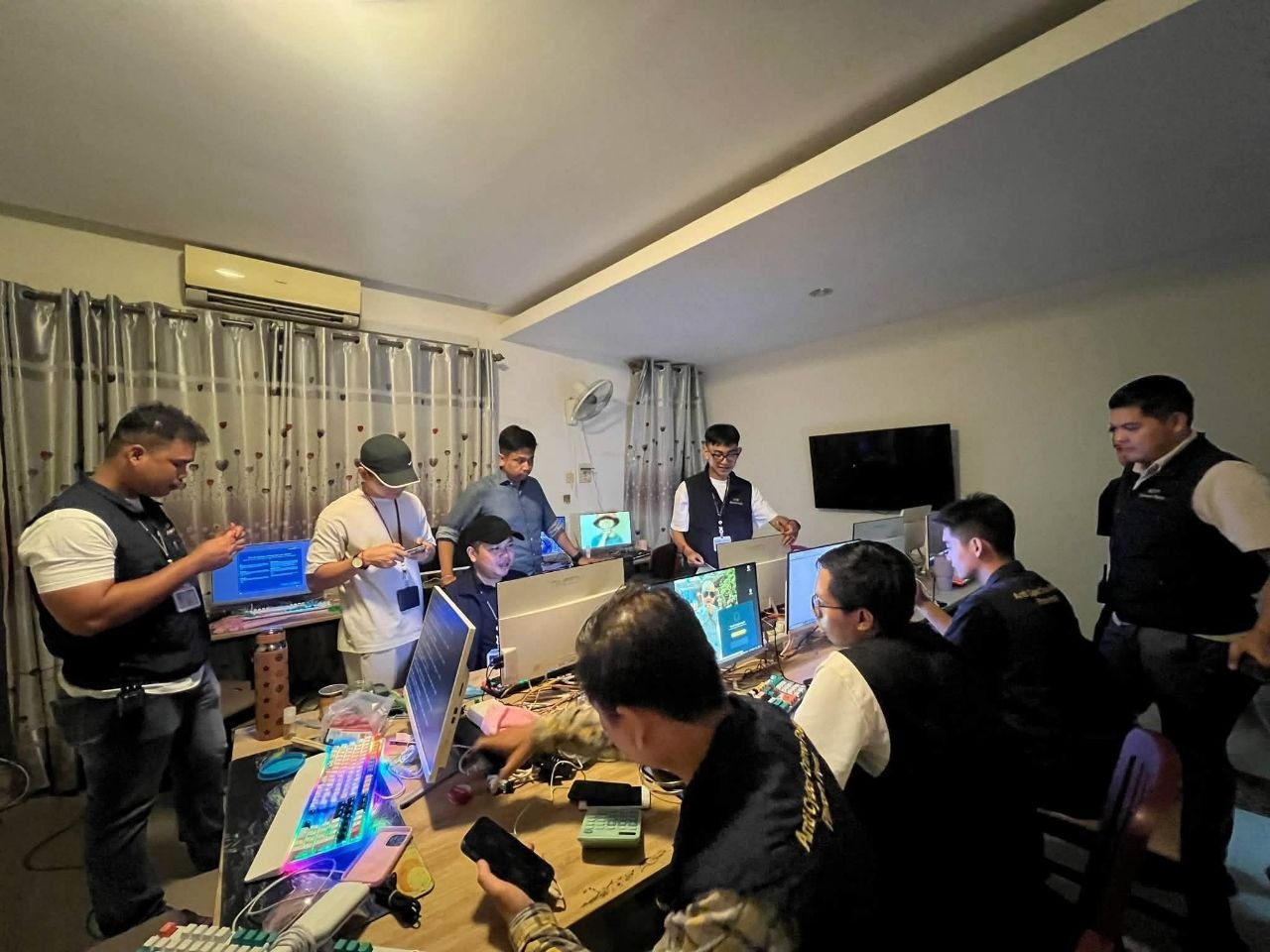 柬埔寨资讯:金边查巴安披区突查一民宅 12名越南籍人员涉嫌网络诈骗被查