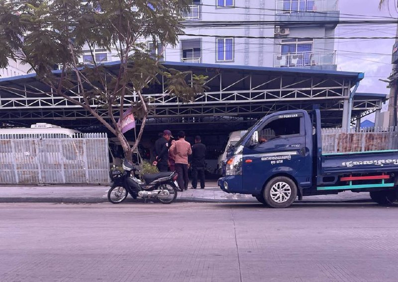 网友投稿:西港OB5永隆酒店隔壁那条路、两边路都封死了、到处有宪兵站岗巡逻 、大约有30个宪兵左右