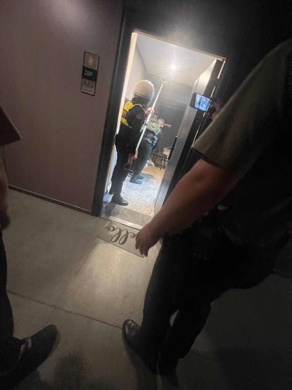 群友反馈:金边黄山酒店有人报警声称遭遇绑架,警察手持AK74已抵达现场,没护照的朋友快跑~