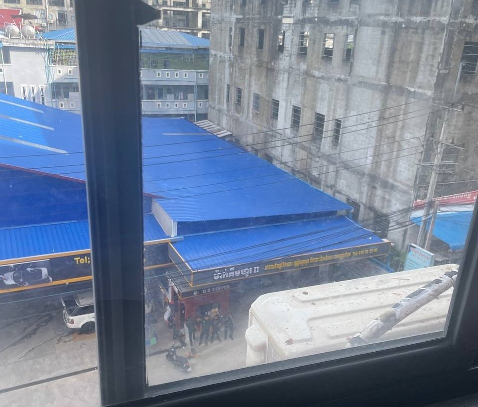 群友反馈:西港丽都酒店被围,朋友在楼上瑟瑟发抖,准备往顶楼爬跑路了。