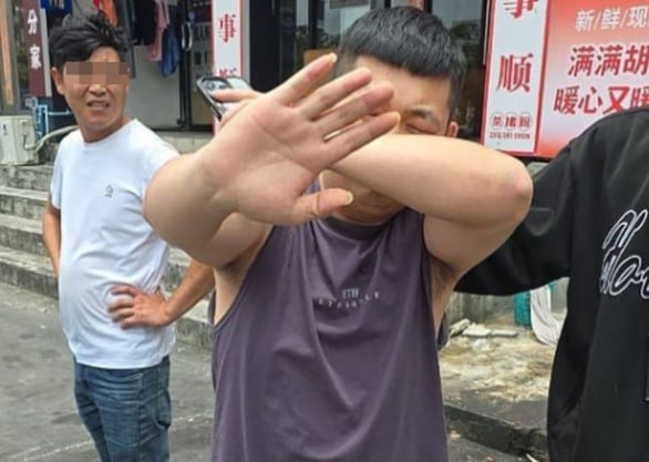 网友投稿:刚刚西港红灯笼附近发生车祸,司机下车后跑路,跑进了帝豪国际ktv。