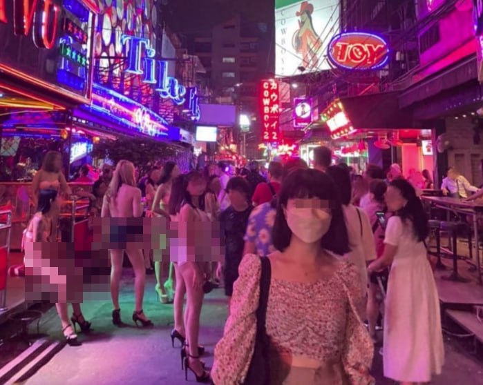 网友分享:我和一个朋友去旅游,他热衷于红灯区,但滴酒不沾,而我则喝得很开心,因为泰国的酒很便宜。