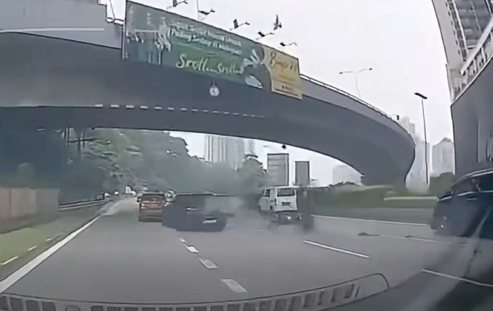 马来西亚新闻报道,古晋路发生六车连环撞事故,一名五岁女童不幸身亡,警方正在追查涉事的比亚迪司机。
