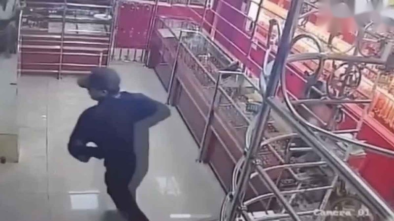 黑衣男子假装买金,抢走2铢重金链