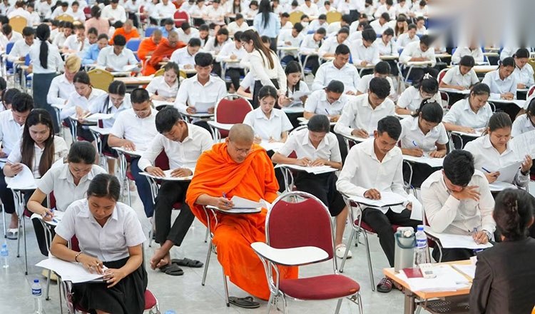 【柬埔寨近两万人竞考2844个小学教师岗位】