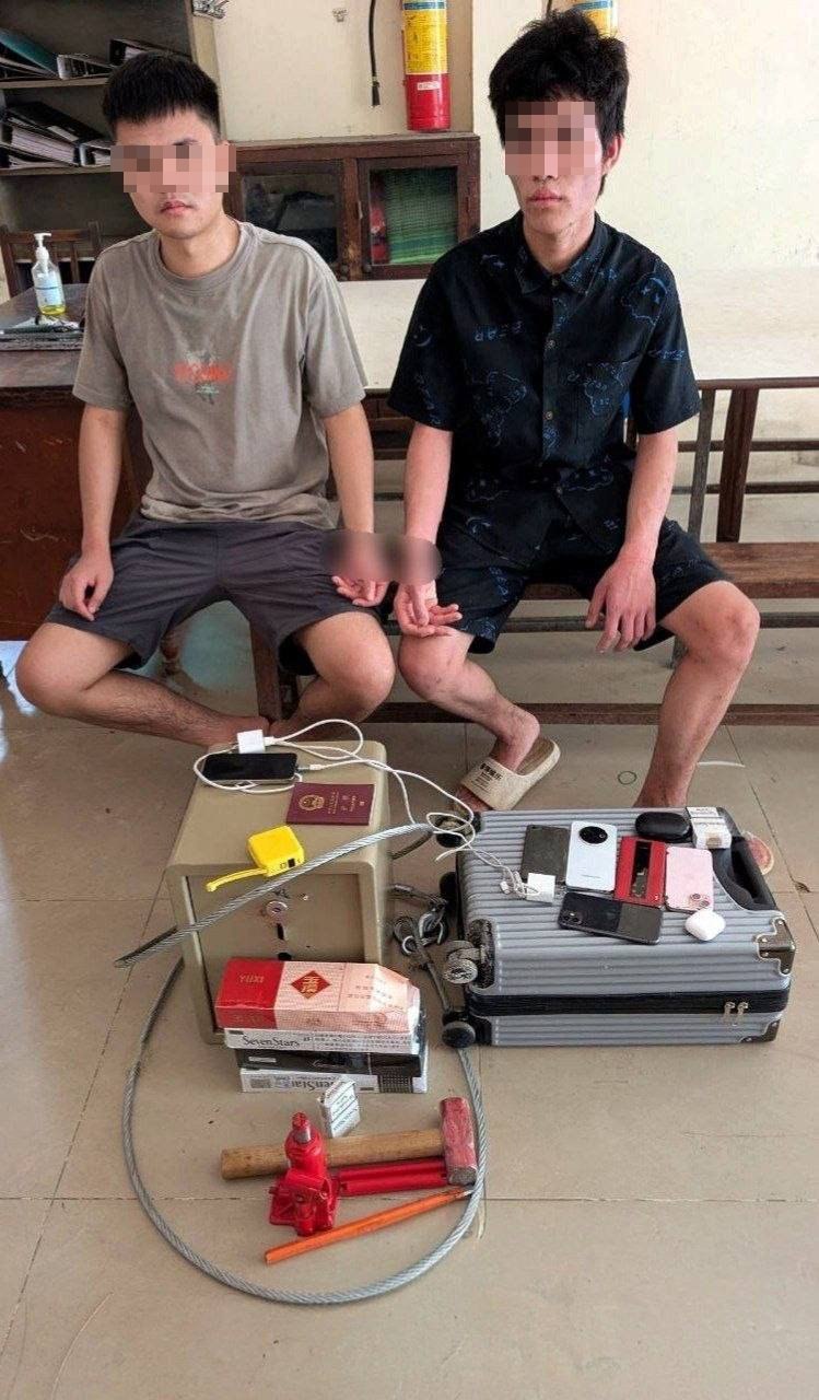 金边棉芷区3名中国男子形迹可疑,见到警方后丢下东西就跑,2人被抓