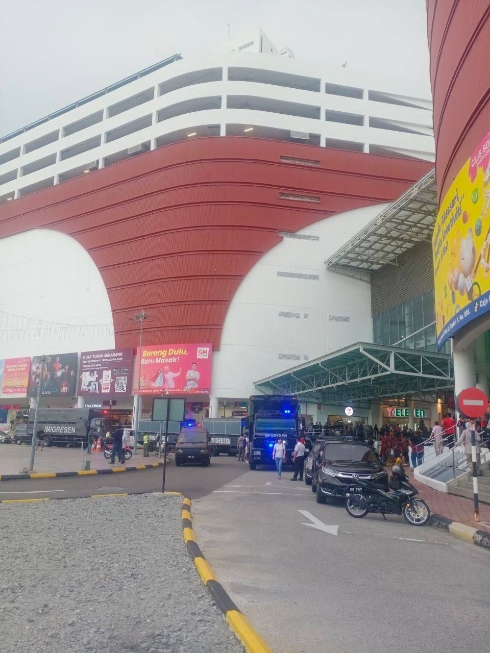 群友爆料:马来西亚内贸部,马来西亚皇家海关部门,马来西亚移民局,在巴生联合执法。