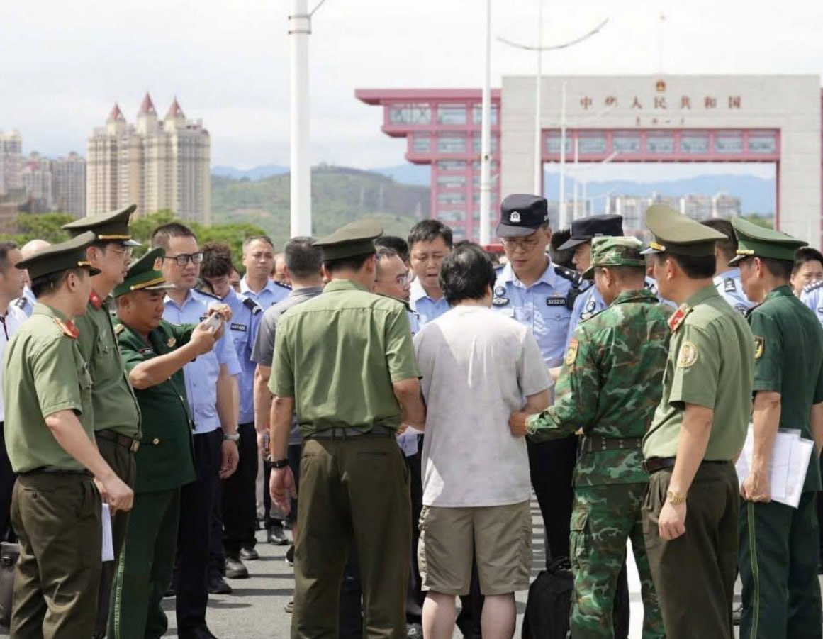 越南资讯:越中边境联合打击电诈 30名涉高科技网络诈骗嫌疑人移交中方