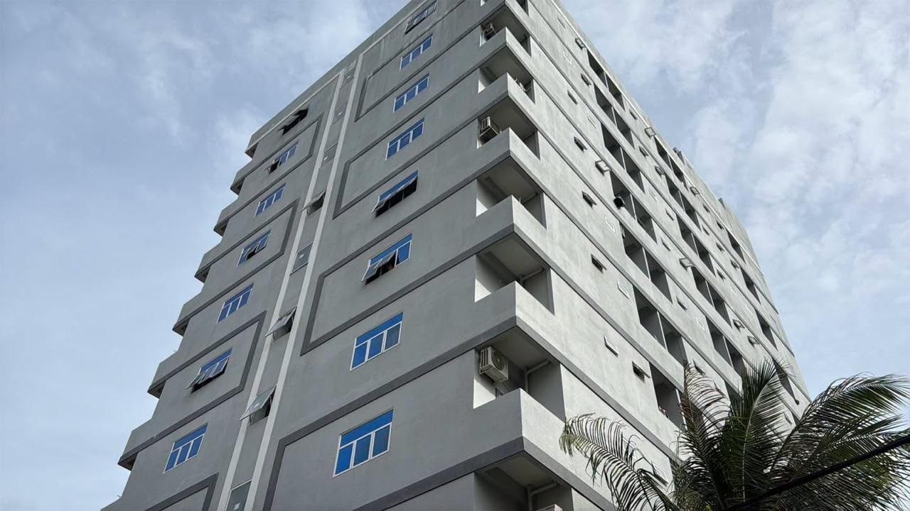 金边一美貌女子从公寓6楼跳楼身亡