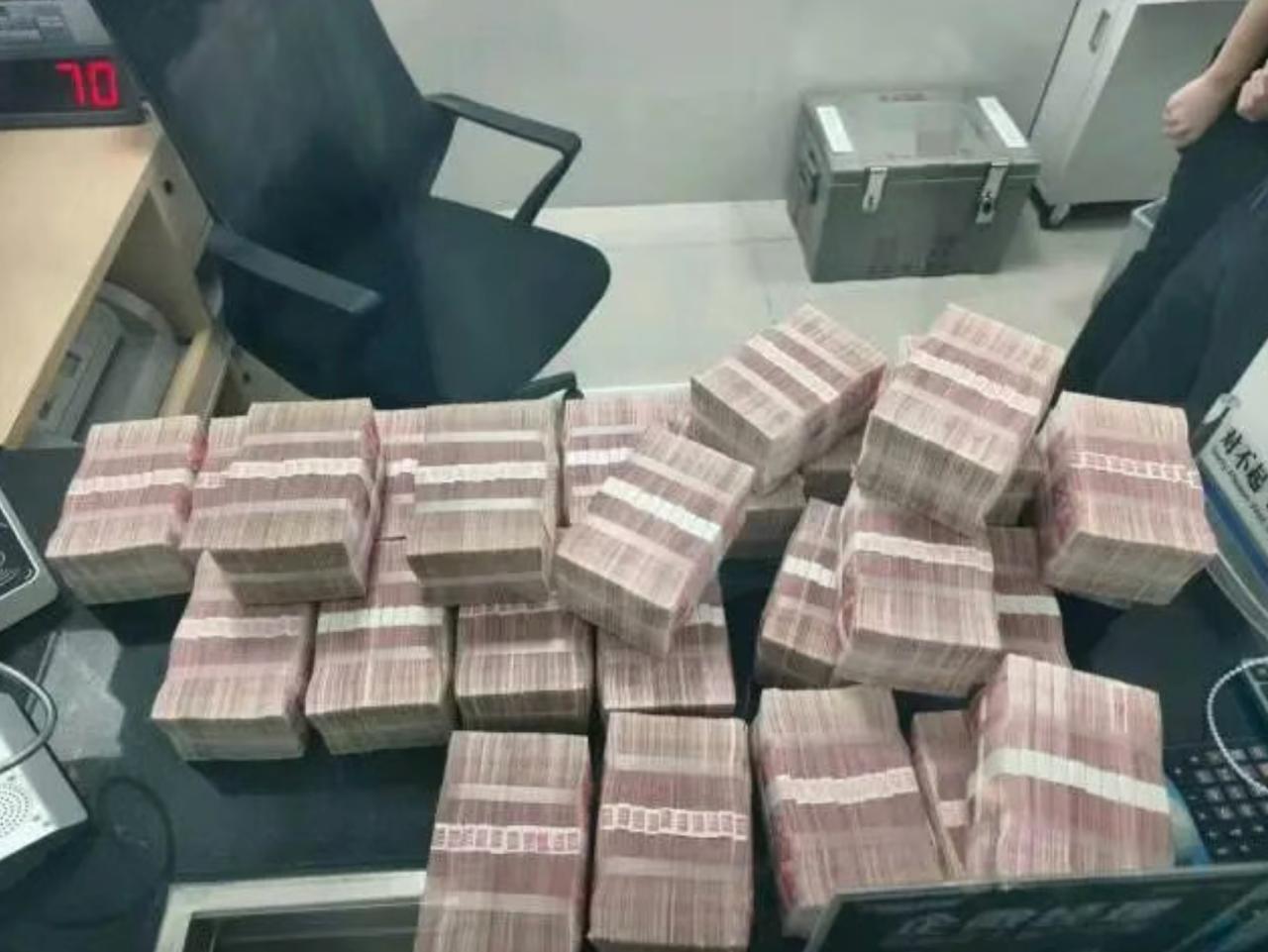 🇨🇳 女子取现280万元要投资理财,面对民警劝阻怒斥“破坏我的发财大计”