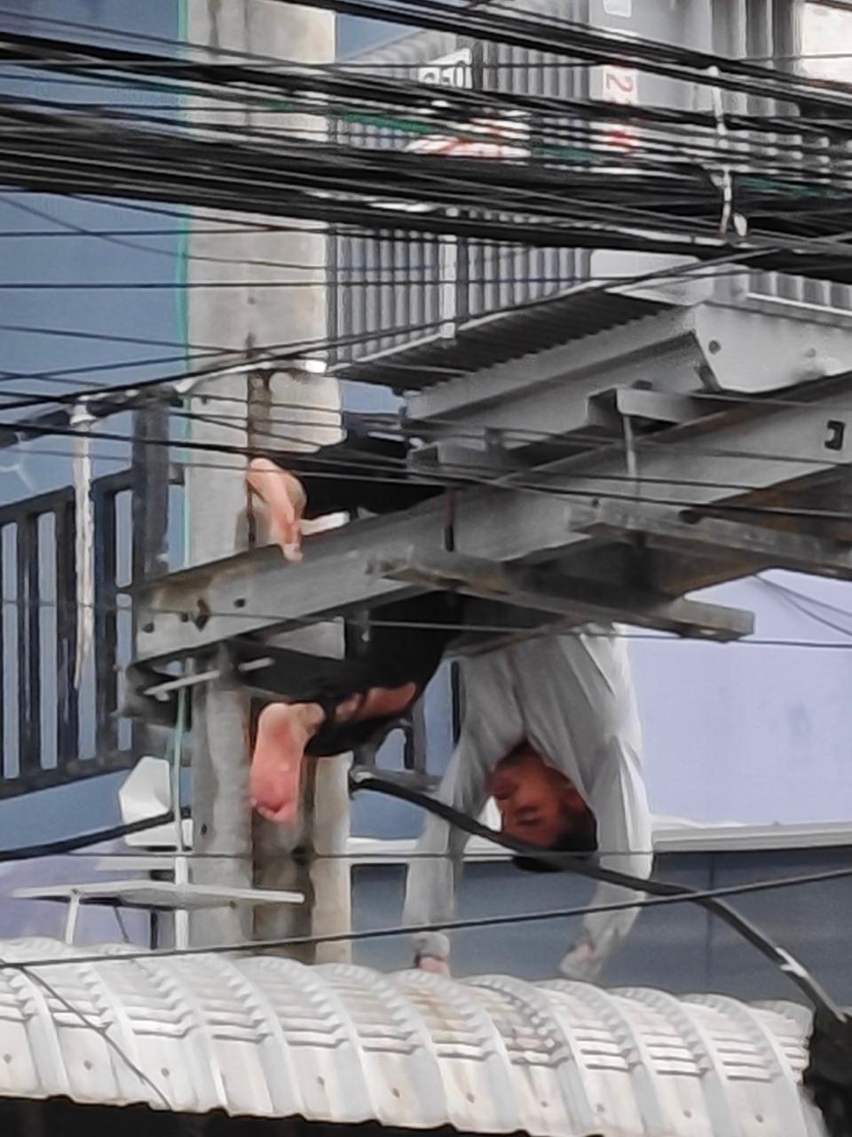 西港一外国人跳楼触电被送医