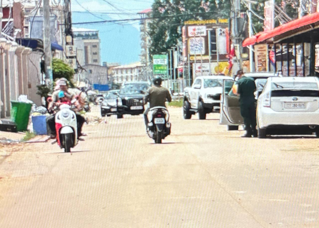 网友反馈:🇰🇭木牌1号公路 ABA 附近,现在沿街商铺正在一家一家检查。