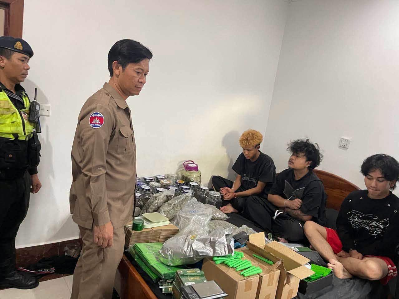 金边警方扫电诈 意外查出毒品案