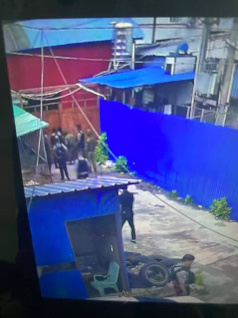 网友投稿 昨天木姐专座1号路,顶风作案偷着开工被举报后,缅甸警察上门检查。