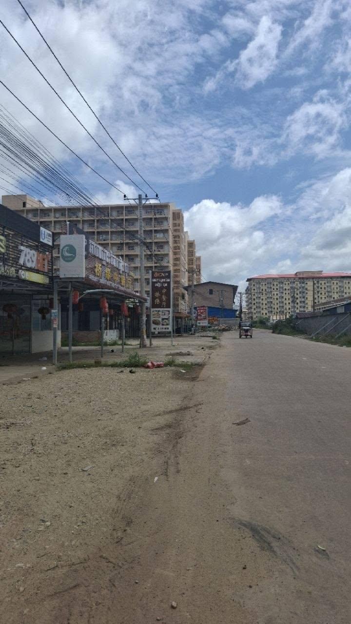网友反馈 现在的柬埔寨木牌街景,一片死寂,完全没有了往日勃勃生机、万物竞发的境界~~