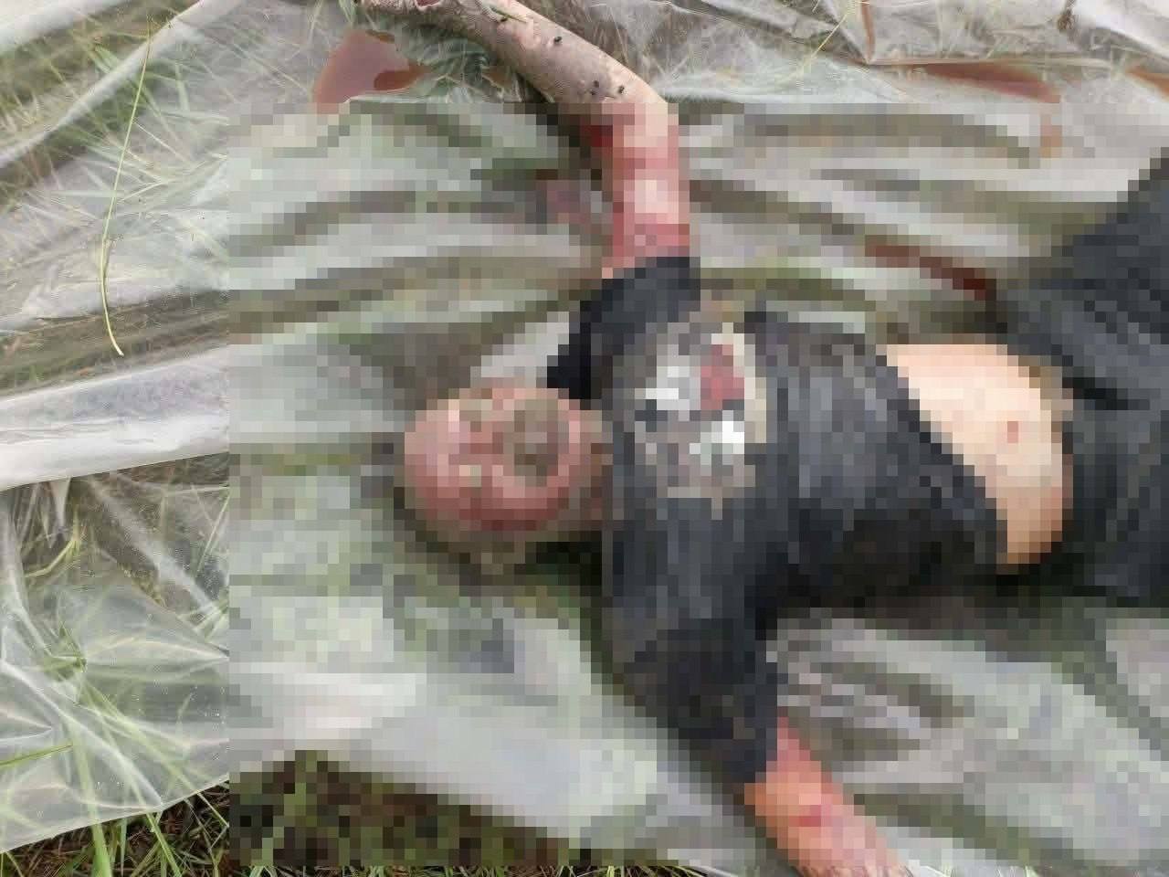 网友投稿:马德望省一条水沟里发现一具男性尸体,警方目前正在进一步调查。
